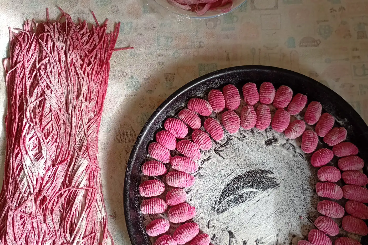 Ñoquis de remolacha y tallarines rosados, recién hechos