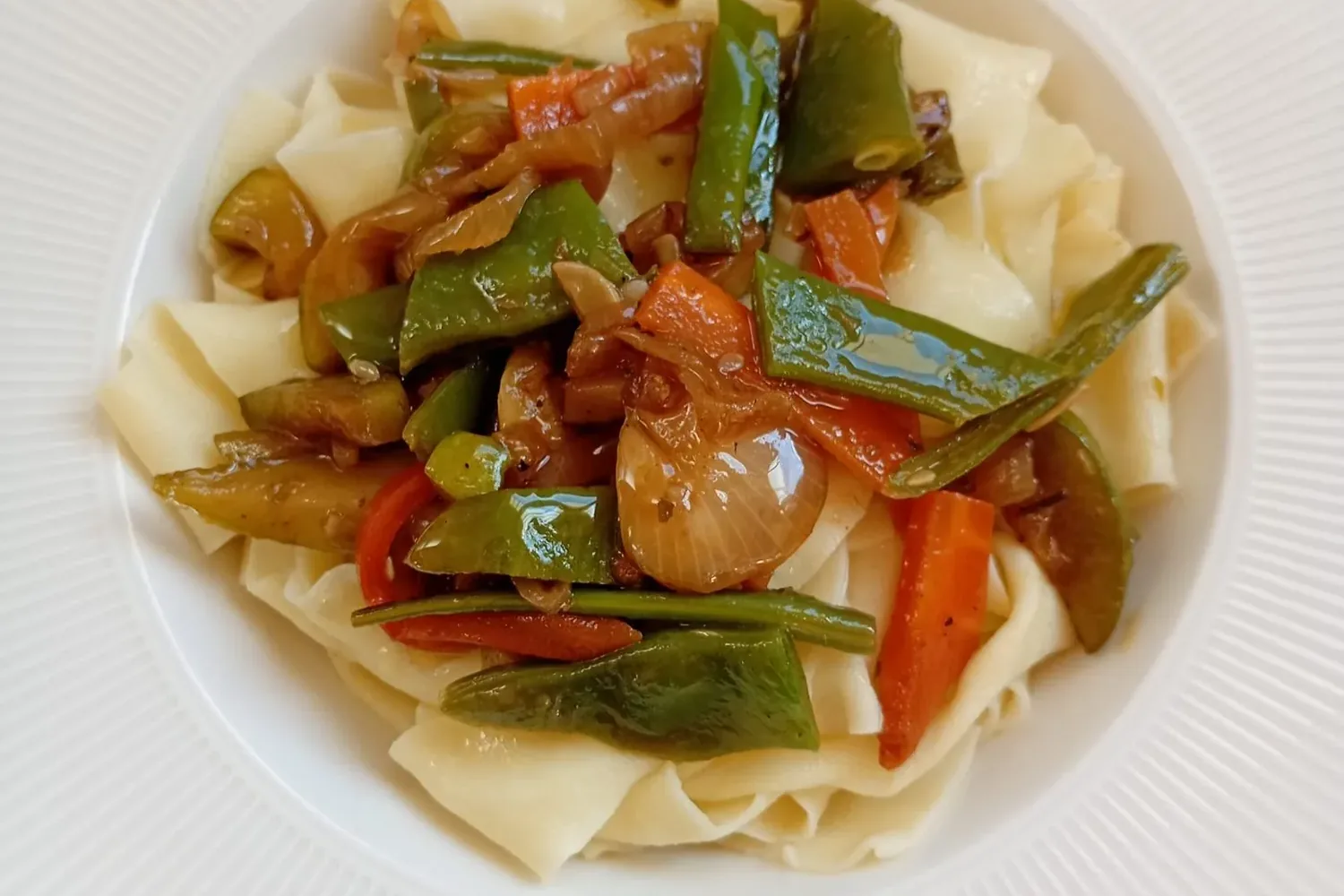 Plato de pappardelles al huevo con un salteado de verduras