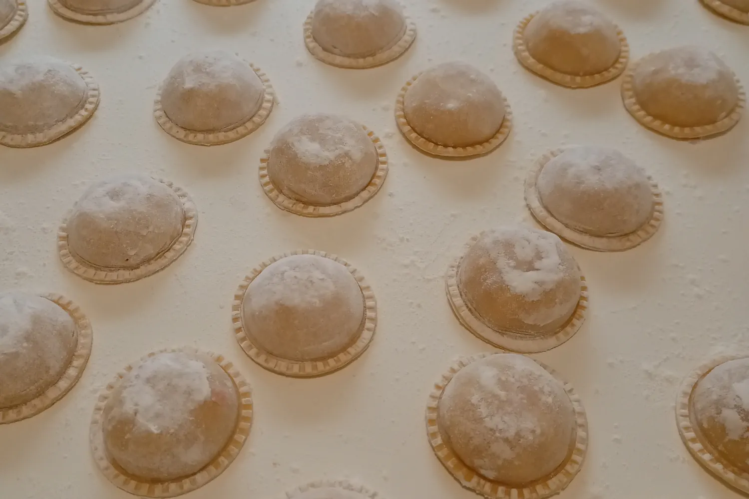 Raviolones recién armados y espolvoreados con harina